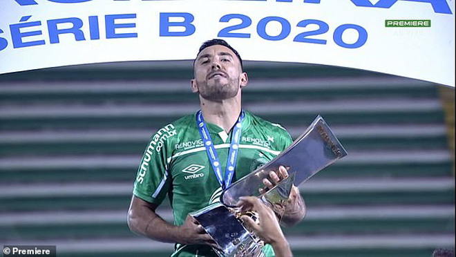 Alan Ruschel nâng cao chiếc cúp vô địch đầy cảm xúc