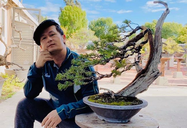 Nam ca sĩ Trái tim bên lề có thú chơi cây cảnh từ lâu. Hiện anh đang sở hữu vườn bonsai rộng vài trăm mét vuông với nhiều thế cây độc lạ do chính Bằng Kiều cắt tỉa


