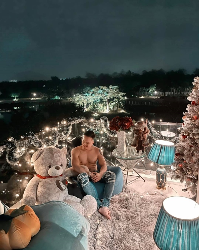 Dịp Giáng sinh vừa qua, Cao Thái Sơn khoe tầng thượng được trang trí lung linh, rực rỡ với hàng trăm bóng đèn.
