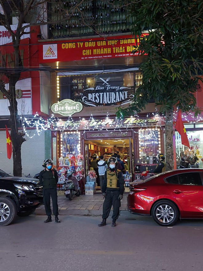 Công an tỉnh Thái Bình tiến hành khám xét khẩn cấp cửa hàng kinh doanh của Thắng "phòng" vào tối 31/1.