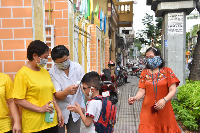 Các cô giáo sẽ phải có trách nhiệm chăm sóc, bảo vệ các bé mầm non nhiều hơn trong tình hình dịch bệnh Covid-19 phức tạp .Ảnh: TẤN THẠNH