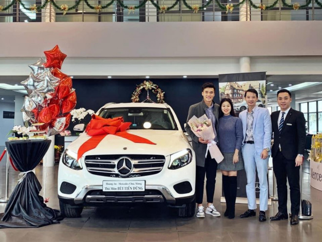 Trước đó, thủ thành&nbsp;Bùi Tiến Dũng sử dụng chiếc Mercedes GLC 250 giá gần 2 tỷ đồng.