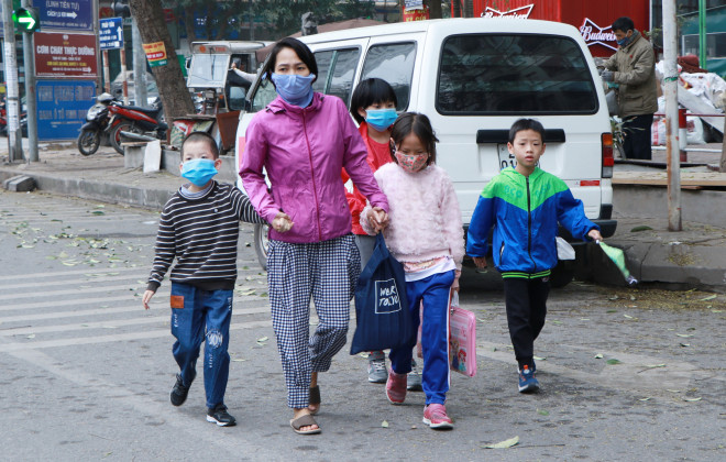 Ngoài trông hai con, chị Hồng Anh trông giúp cả hai bé nhà hàng xóm.