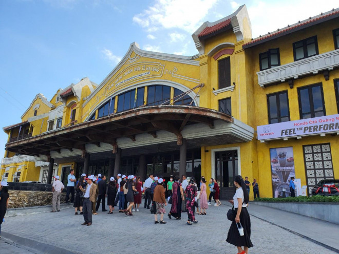 Doanh nghiệp du lịch tiếp tục gặp khó khăn do dịch Covid-19. Trong ảnh: Du khách tham quan một điểm đến ở Quảng Ninh.
