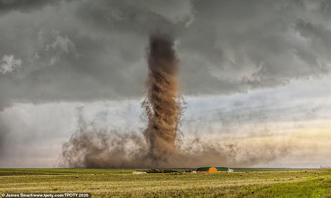 Hình ảnh đáng kinh ngạc này được James Smart chụp ở Simla, Colorado, giành giải “ảnh đơn đẹp nhất” trong danh mục các yếu tố phong cảnh và Trái đất.
