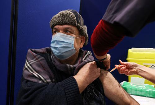 Một người đàn ông được tiêm vắc-xin Covid-19 của Công ty AstraZeneca tại TP Newcastle - Anh, hôm 30-1 Ảnh: REUTERS