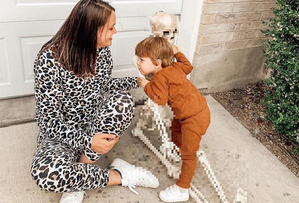 Chị Brady cùng con trai 2 tuổi Theo và bộ xương giả Benny.