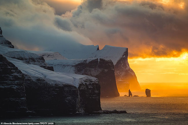 Nhiếp ảnh gia người Ý, Alessio Mesiano đã chụp bức ảnh này tại hòn đảo Kalsoy, thuộc quần đảo Faroe. Để đến được nơi này chỉ có thể đi bằng phà, mỗi ngày có vài chuyến. Ánh sáng đặc biệt trong bức ảnh chỉ có thể có trong mùa đông, khi thời tiết cực kỳ khắc nghiệt.
