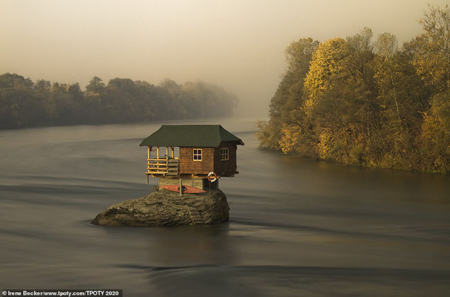 Ngôi nhà trên sông này xuất hiện nhiều trên các phương tiện truyền thông. Nó nằm ở sông Drina, gần Bajina Basta ở Serbia.
