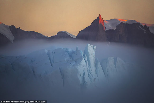 Bức ảnh tuyệt vời của Vladimir Alekseev, chụp tại Greenland cho thấy một hiện tượng tự nhiên hiếm gặp – sương mù trên một tảng băng.
