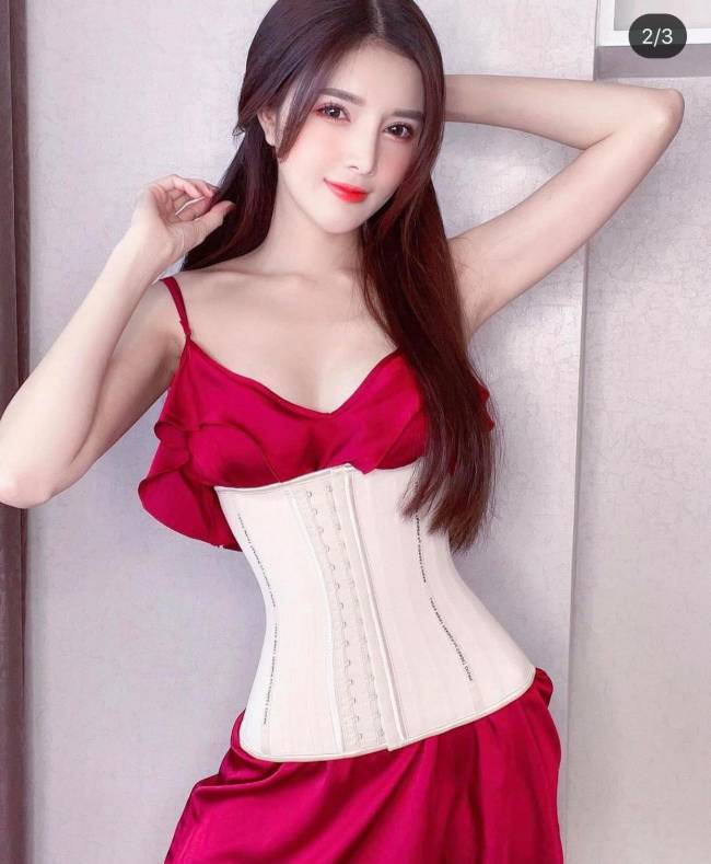 Cô theo đuổi hình ảnh gợi cảm nhưng không quá sexy và để có được vẻ ngoài tự tin, Lilly Luta dùng latex định hình eo thon.
