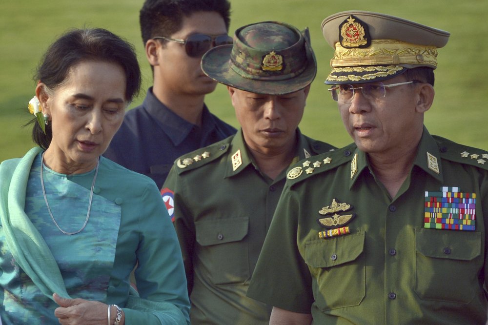 Bà Suu Kyi và Tổng Tư lệnh quân đội Myanmar Min Aung Hlaing (ảnh: Reuters)