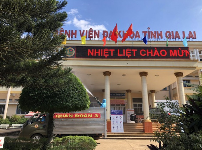 Theo đó, đầu giờ chiều nay, 21 cán bộ, chiến sĩ gồm Tiểu đoàn Hóa học 21, Đội Y học dự phòng và lực lượng phục vụ của Quân đoàn 3 do đại tá Nguyễn Văn Khi chỉ huy thực hiện phun hoá chất (Ảnh: Mai Vĩnh Long)