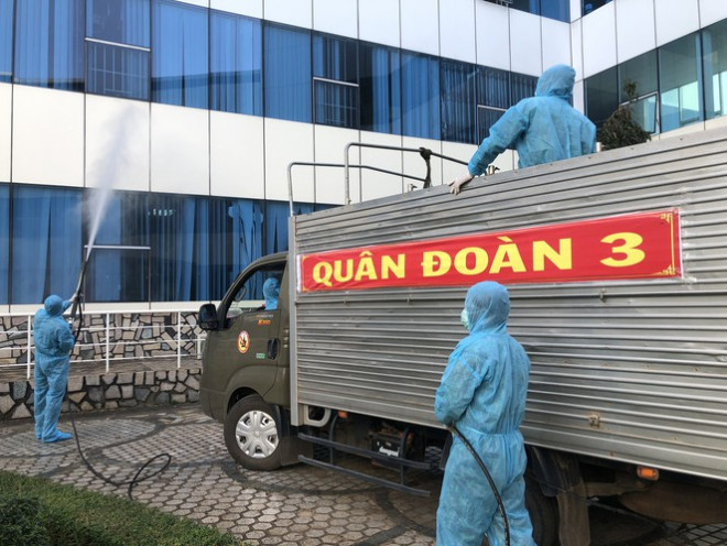 Các chiến sĩ Quân đoàn 3 phun hoá chất ở Bệnh viện Y dược Hoàng Anh Gia Lai (Ảnh: Mai Vĩnh Long)