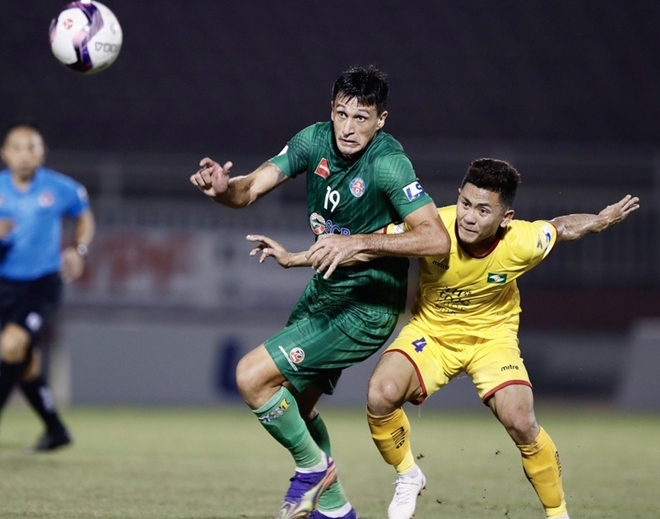 Đỗ Merlo trong trận đấu với Sông Lam Nghệ An. Ảnh: Quang Thịnh