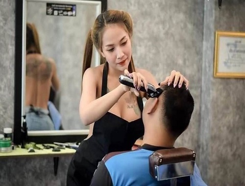 Hot girl cắt tóc đeo tạp dề làm việc khiến dân mạng đứng ngồi không yên - 1