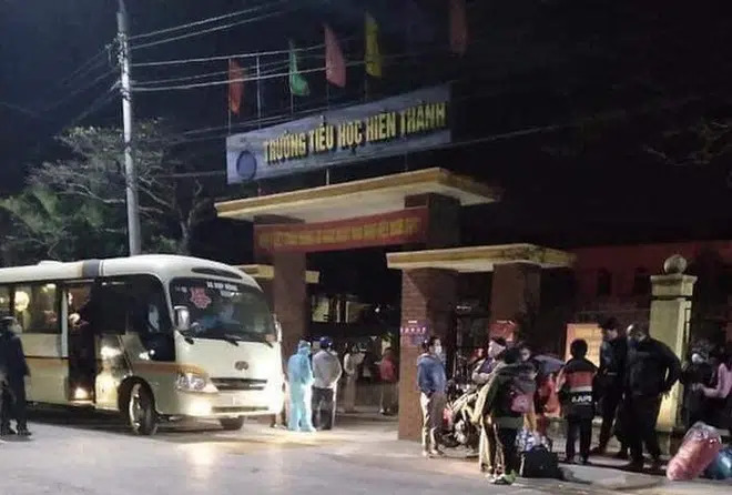 &nbsp;Lực lượng chức năng huy động xe đưa các học sinh Trường Tiểu học Hiến Thành đi cách ly trong đêm 30/1.