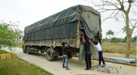 Cùng ngày, các trang thiết bị từ Bệnh viện Dã chiến Tiên Sơn (Đà Nẵng) như giường, quạt, tủ,… cũng đã được vận chuyển tới bệnh viện Dã chiến thứ ba tại Hải Dương, chuẩn bị đưa vào lắp đặt.