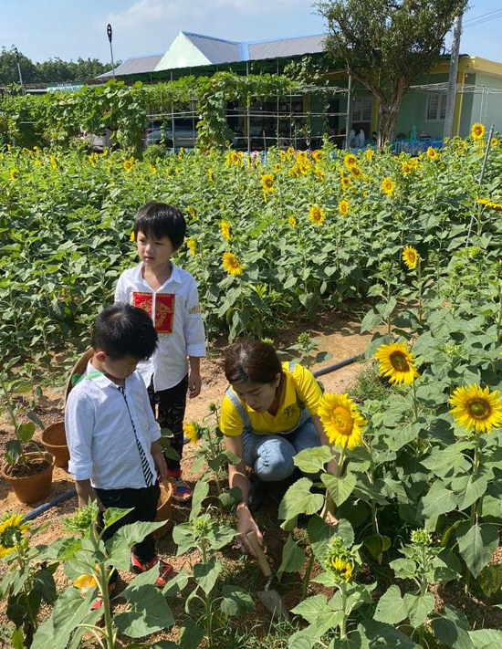 Cô dạy các con phải biết yêu thiên nhiên, bảo vệ môi trường xanh. Oanh Yến tỏ ra hạnh phúc khi các con rất yêu thích trồng cây, tưới hoa...