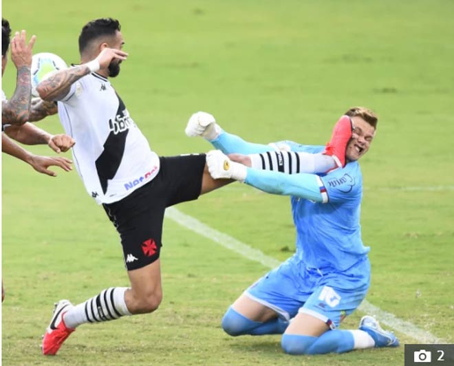 Thủ môn Douglas Friedrich (phải) của Bahia lĩnh trọn cú đá vào trúng mặt&nbsp;từ trung vệ Leandro Castán bên phía Vasco de Gama
