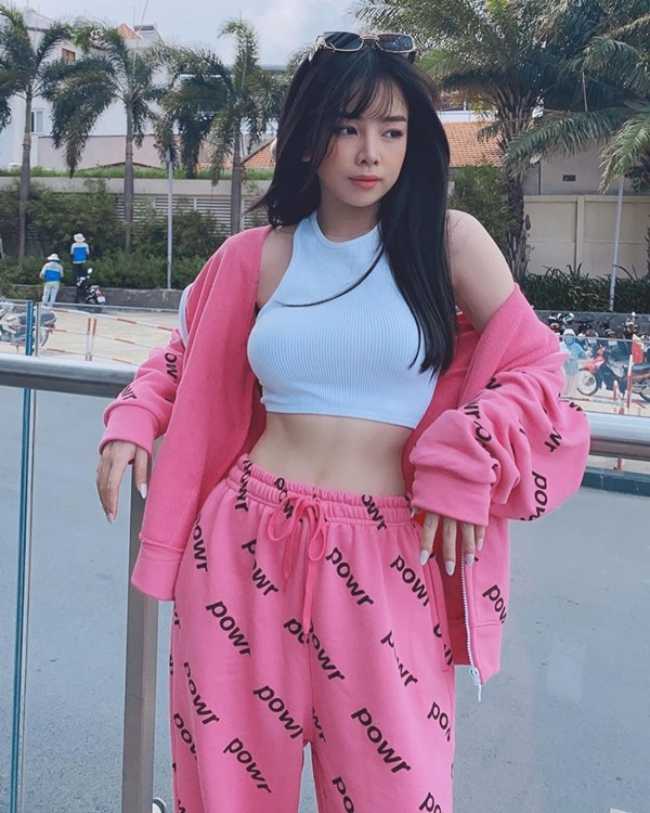 Sở hữu thân hình chuẩn nên Mie thường xuyên chọn áo crop-top để khoe vòng eo thon gọn.
