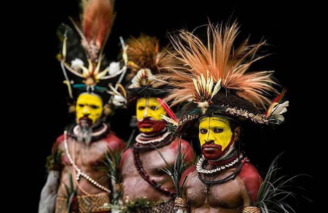 Đàn ông bộ tộc Huli thích trang điểm, đeo trang sức và đội tóc giả