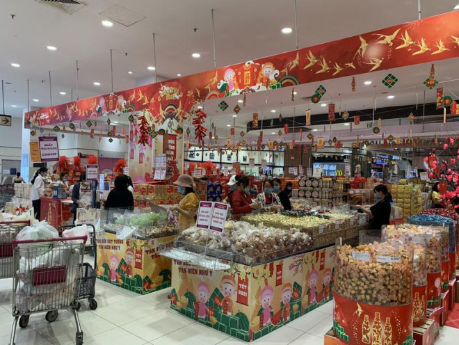 Khách hàng chọn bánh kẹo mứt tại siêu thị Aeon Celadon Tân Phú.&nbsp;