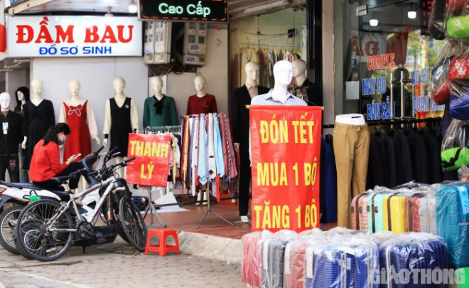 Cách đó không xa, chị Nguyễn Thùy Giang, nhân viên cửa hàng thời trang chia sẻ: “Cả ngày tôi chỉ bán được 1, 2 chiếc. Cuối năm, khách không có vì vậy hàng tồn kho còn rất nhiều. Để kích thích nhu cầu mua sắm, cửa hàng đã áp dụng giảm giá 30% cho mỗi sản phẩm”.