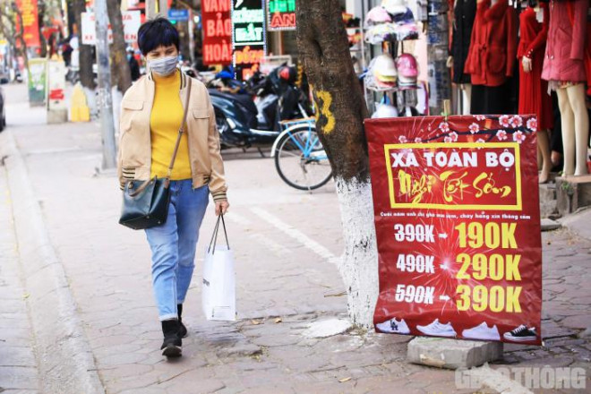 Theo anh Trần Bảo Nghĩa, nhân viên một shop giày trên đường Xuân Thủy (Cầu Giấy), do ảnh hưởng của dịch Covid-19 khiến cho thu nhập của mọi người giảm. Vì vậy, giày dép hay các mặt hàng khác đều bán rất chậm, ít người mua. Ngày cao điểm cũng chỉ bằng 1/3 so với mọi năm.