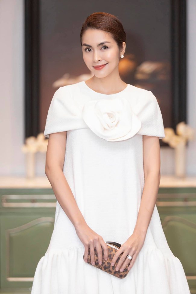 Hà Tăng được xem là nàng lọ lem trong showbiz Việt khi làm dâu trong gia đình danh gia vọng tộc bậc nhất Việt Nam.
