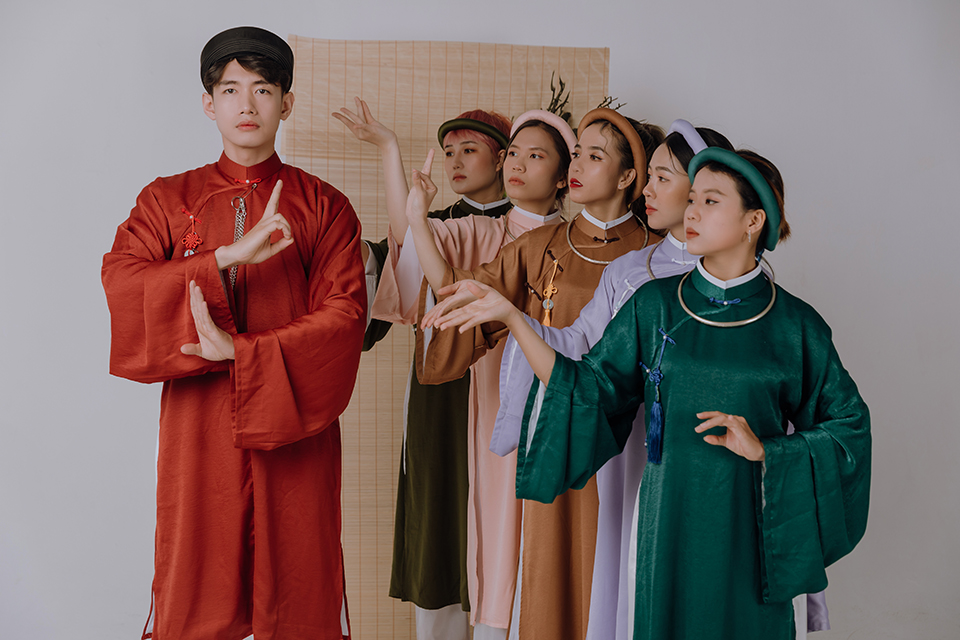 Quang Đăng và team LifeDance đã thực hiện một bộ ảnh độc đáo nhân dịp Tết Nguyên Đán 2021. Các thành viên diện áo dài, cùng nhau tạo dáng ngộ nghĩnh, tái hiện hình ảnh của “Vũ Nông Dân” với những chiếc nón lá cách điệu.