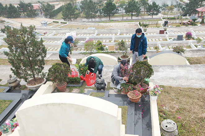 Gia đình anh Lê Hoàng Hải (ở phường Xuân La, quận Tây Hồ, Hà Nội) gồm nhiều thành viên tranh thủ đi sớm để tránh nơi đông đúc. Theo anh Hải, do ảnh hưởng của dịch bệnh COVID-19 nên gia đình anh lên sớm để mời bố đã khuất về đón Tết ông Công ông Táo, Tết cổ truyền...