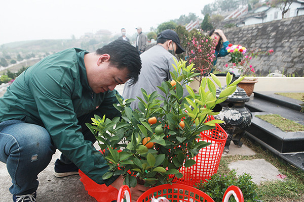 Với người dân Việt Nam, Tảo mộ trước Tết nguyên đán là nét đẹp văn hoá không thể thiếu. Đây là cách để con cháu nhớ về tổ tiên, để gia tiên phù hộ cho con cháu sức khỏe, tài lộc. Vì thế gia đình nào bận đến mấy cũng thu xếp thời gian tảo mộ cuối năm