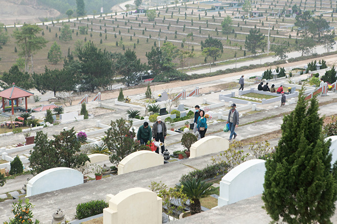 Chỉ còn ít ngày nữa là đến Tết Nguyên đán Tân Sửu 2021, nhiều hộ gia đình tranh thủ cùng con cháu lên Công viên nghĩa trang Lạc Hồng Viên, thuộc xã Dân Hoà, huyện Kỳ Sơn, tỉnh Hòa Bình để tạo mộ