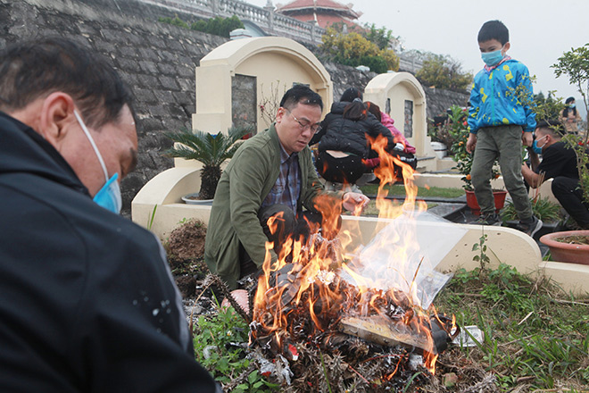 Do thời điểm này dịch bệnh COVID-19 bùng phát trở lại, nên đa phần người dân khi tới đây đều chấp hành mang theo khẩu trang để phòng tránh, một số người quên đều được nhân viên nghĩa trang phát miễn phí