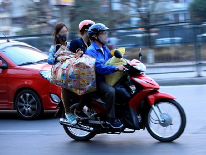 Chở quá tải, không đội mũ bảo hiểm.