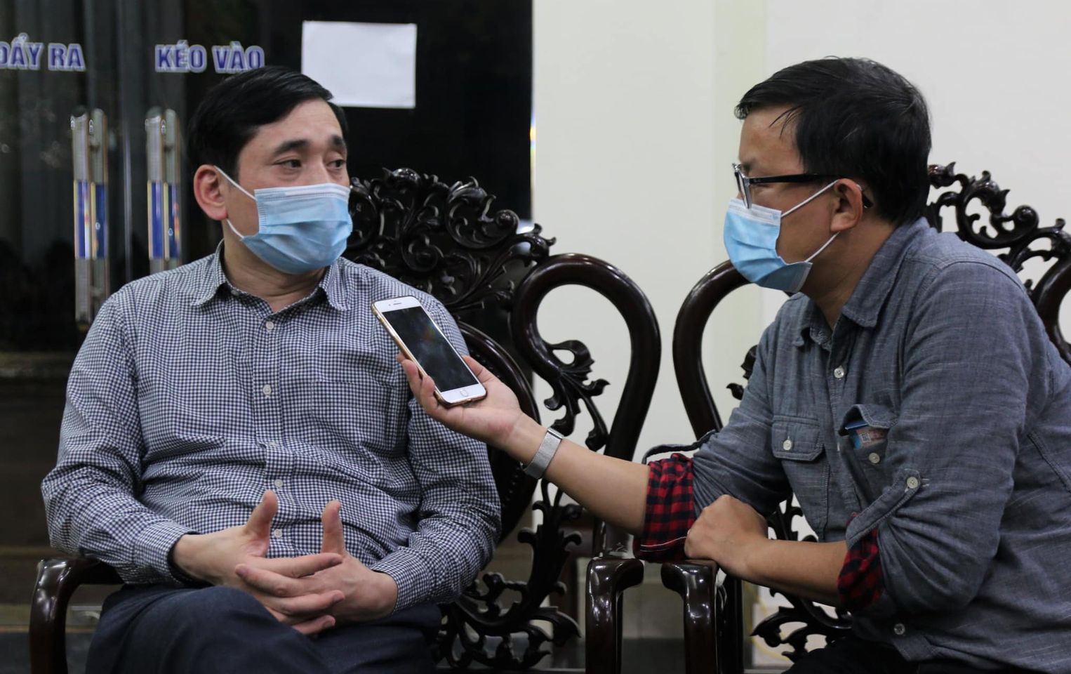 TS.BS Đỗ Ngọc Sơn - Phó trưởng Khoa Cấp cứu Bệnh viện Bạch Mai&nbsp;(bên trái).
