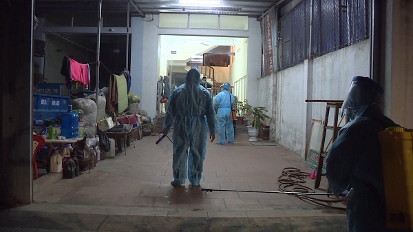 Lực lượng chức năng vệ sinh khử khuẩn tại nhà chị H. và phong tỏa chợ Hà Khẩu ngay trong đêm 2/2. Ảnh: Cổng thông tin TP.Hạ Long (Quảng Ninh).