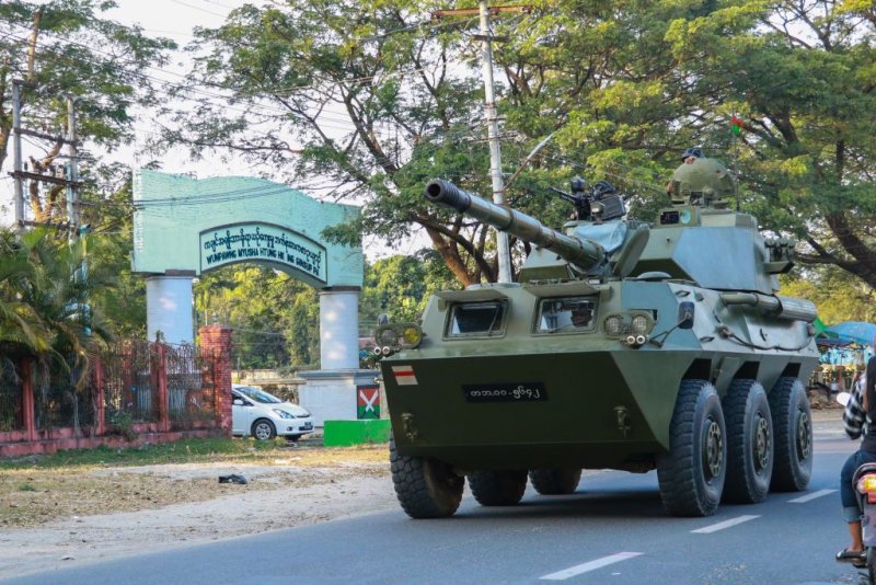 Xe bọc thép của quân đội Myanmar chạy trên đường phố hôm 2/2. Ảnh: Getty