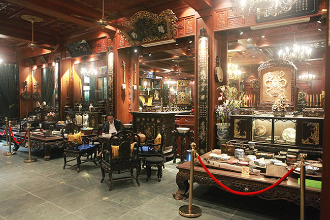 Trong không gian cổ kính trưng bày đồ cổ của bà Trịnh Thị Hương trên phố Phạm Hồng Thái (quận Ba Đình, Hà Nội), có rất nhiều món đồ cổ quý hiếm. Một trong số đó là bộ sưu tập sập gụ tủ chè rất giá trị, thuộc hàng hiếm có
