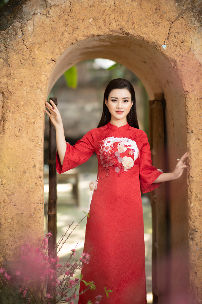Trong tà áo dài đỏ, Hương Giang khoe nhan sắc xinh đẹp và đằm thắm. 
