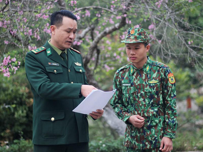 Trung tá Lê Minh Tiến, Đồn trưởng Đồn biên phòng Ba Sơn, hướng dẫn học viên Phạm Quang Huy. Ảnh: VIẾT THỊNH