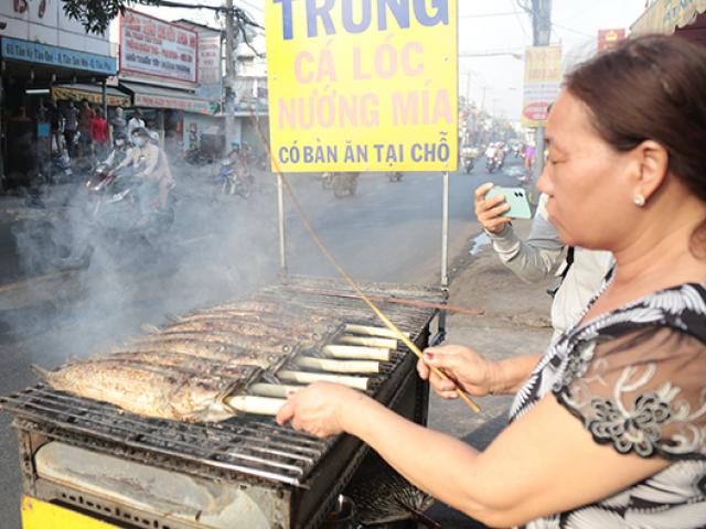 Bán nhiều gấp 3 lần ngày thường, con đường ở Sài Gòn dậy mùi cá lóc nướng ngày cúng ông Công ông Táo