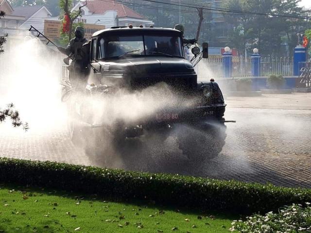 Tin tức trong ngày - Bình Dương: Quân đội phun hóa chất khử trùng nơi nữ sinh viên nhiễm COVID-19 sống và học tập