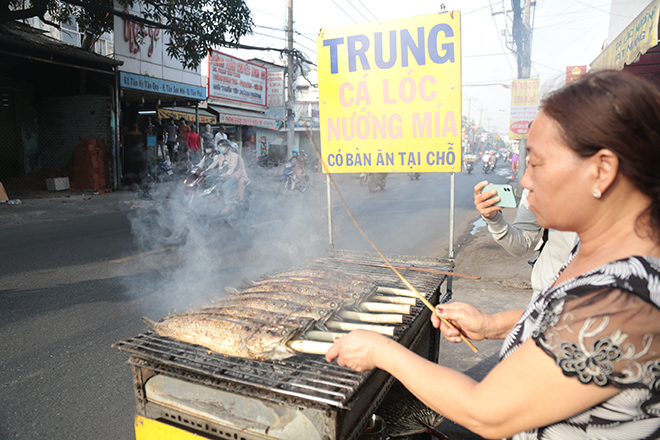 Khói trắng, mùi thơm từ cá nướng bốc lên khắp con đường Tân Kỳ Tân Quý