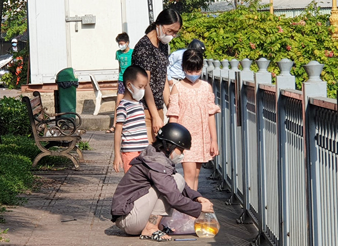 Bán nhiều gấp 3 lần ngày thường, con đường ở Sài Gòn dậy mùi cá lóc nướng ngày cúng ông Công ông Táo - 9