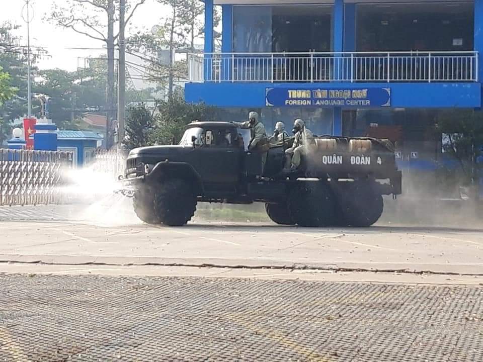 Bình Dương: Quân đội phun hóa chất khử trùng nơi nữ sinh viên nhiễm COVID-19 sống và học tập - 2