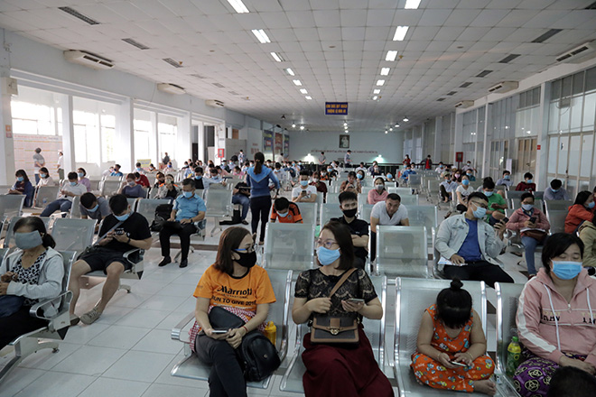 Ngày 4/2, hàng trăm người đổ về ga Sài Gòn (quận 3, TP.HCM) để đổi trả vé tàu Tết đã mua trước đó vì lo lắng việc đi lại về quê sẽ có nguy cơ lây bệnh COVID-19. Vì lượng khách đến trả vé quá đông nên nhiều người phải chờ rất lâu mới có thể được giải quyết.