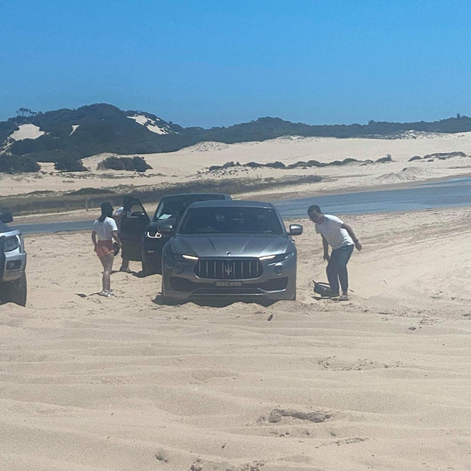 Maserati Levante được trang bị chế độ lái off-road nhưng vẫn &#34;giãy giụa&#34; trên bãi cát - 1