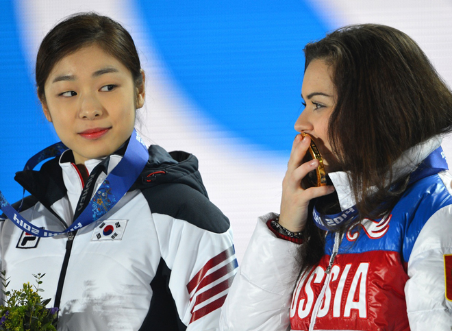 Ánh mắt của Kim (bên trái) dành cho nhà vô địch Sotnikova tại Olympic 2014